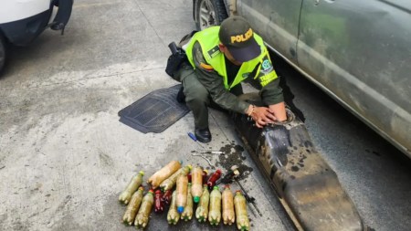 Policías descubrieron 50 kilos de cocaína en el tanque de gasolina de una camioneta en la vía Medellín - La Pintada