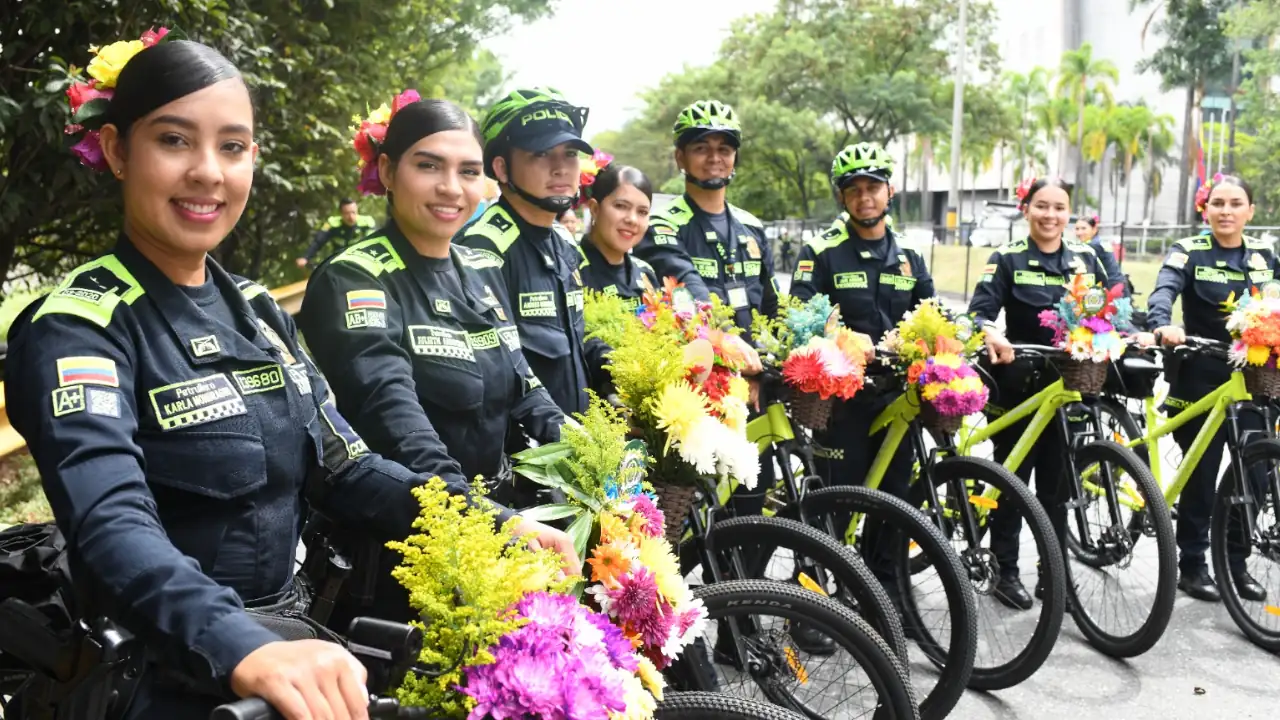 Desfile Avenida Primavera: más de 600 policías acompañan el primer evento de carrozas y comparsas en la Feria de las Flores