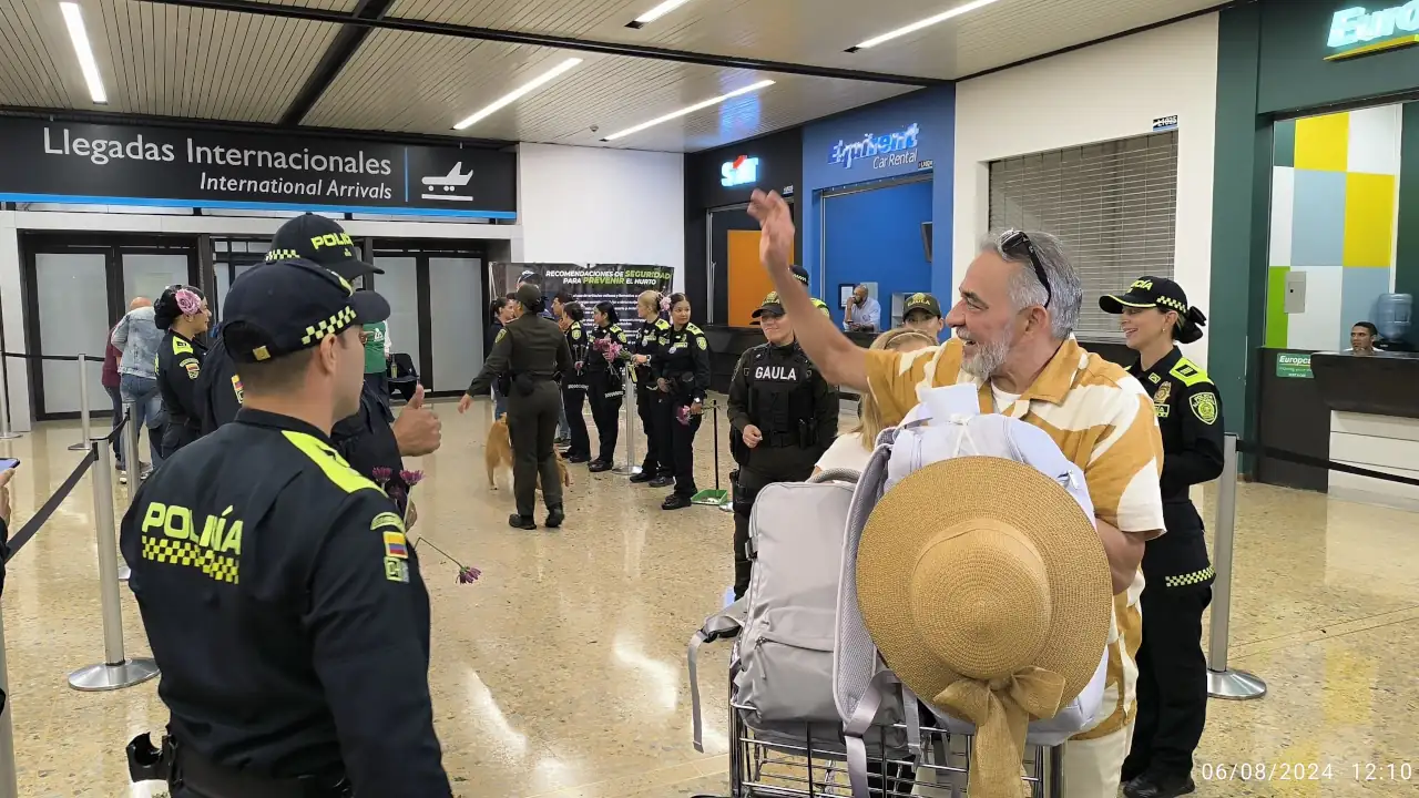 Con trovas, flores y papayeras la Policía recibió a turistas en el aeropuerto José María Córdova