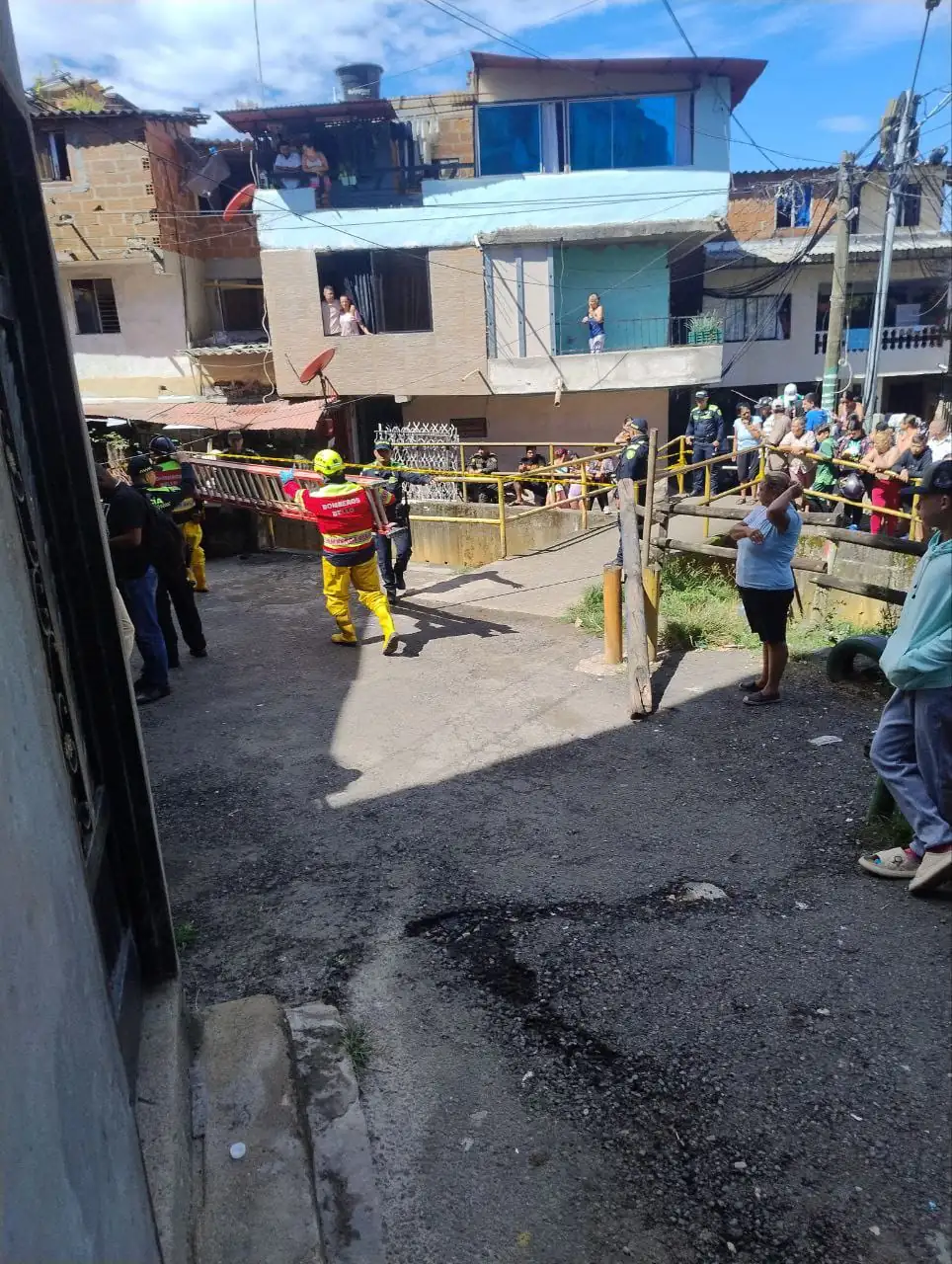En Medellín, un hombre que habría apuñalado a una mujer, murió al caer de un piso tres