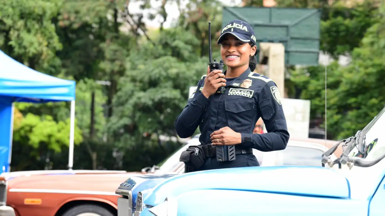 Policía acompaña el desfile autos clásicos y antiguos de la Feria de las Flores 2024