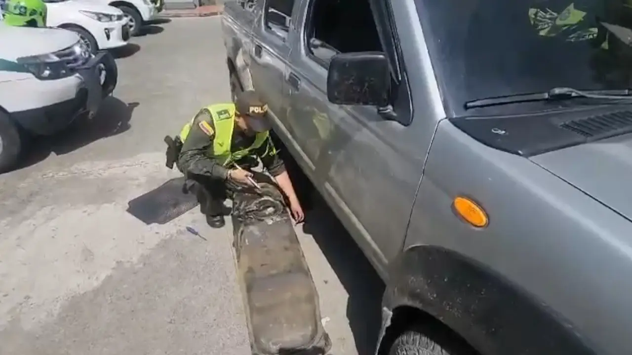 Policías descubrieron 50 kilos de cocaína en el tanque de gasolina de una camioneta en la vía Medellín - La Pintada