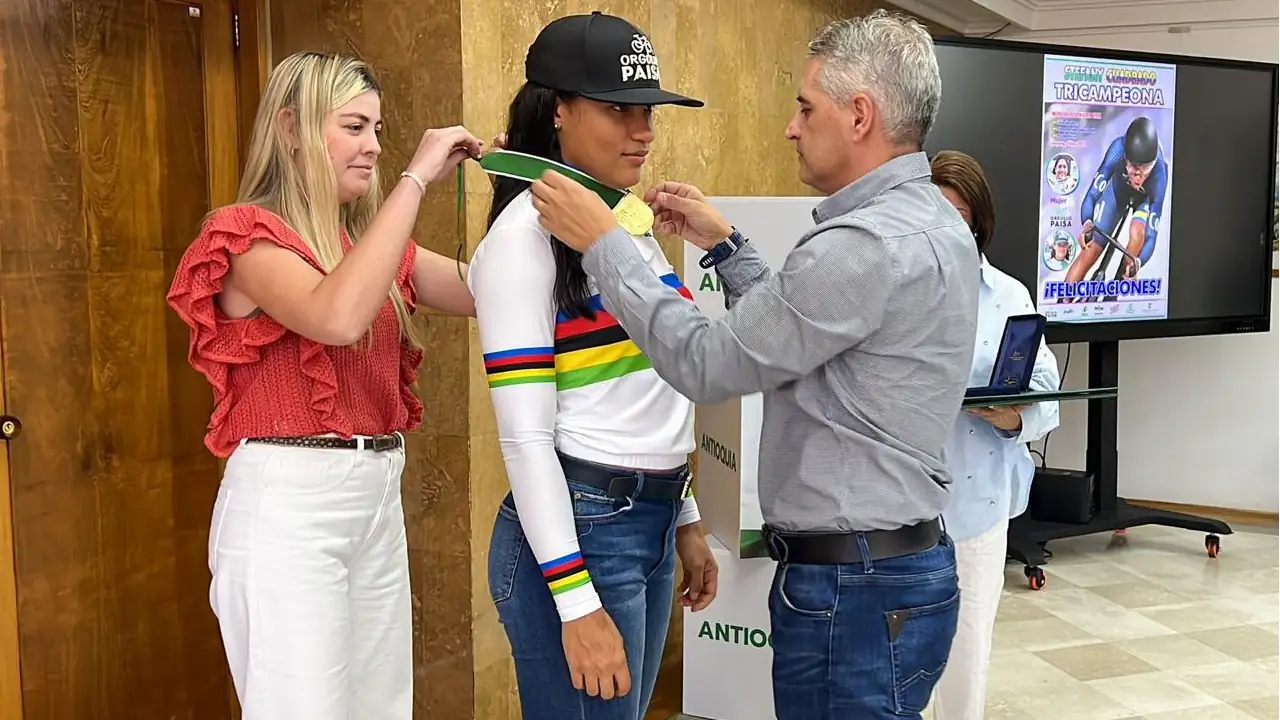Stefany Lorena Cuadrado recibe el Escudo de Antioquia tras triple oro en el Mundial Juvenil de Ciclismo