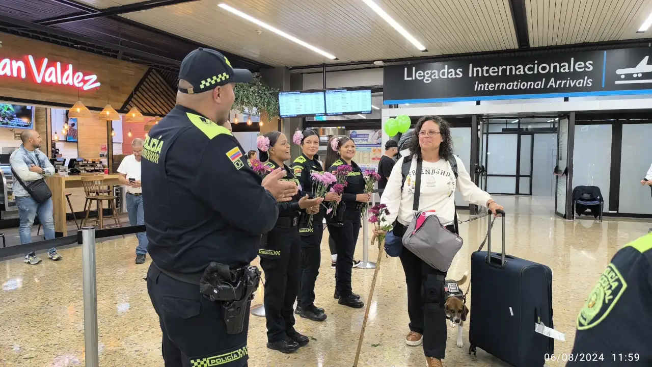 Con trovas, flores y papayeras la Policía recibió a turistas en el aeropuerto José María Córdova