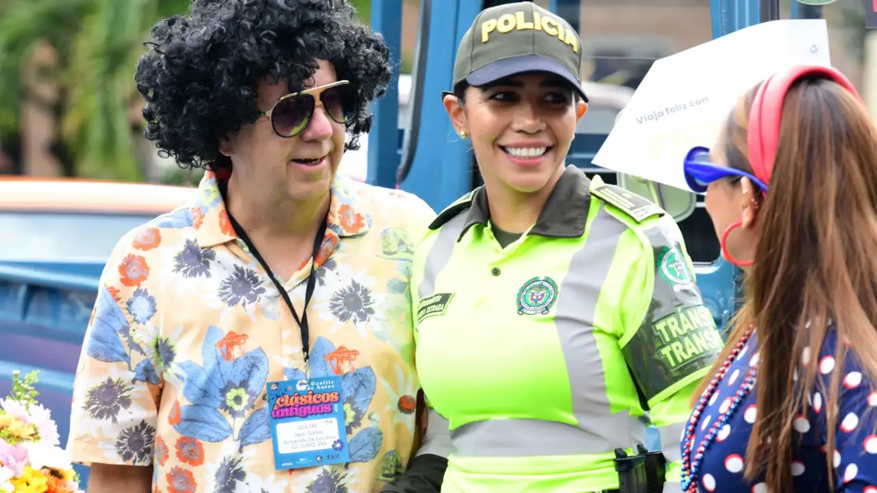 Policía acompaña el desfile autos clásicos y antiguos de la Feria de las Flores 2024