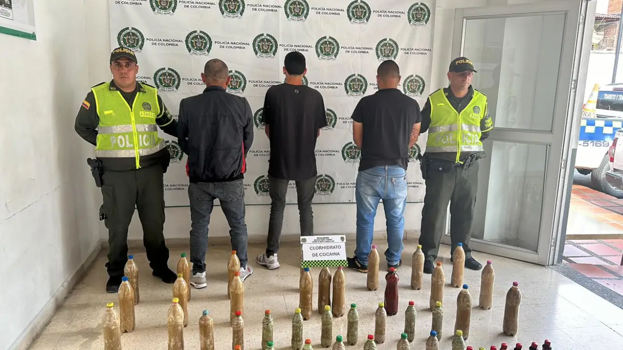 Policías descubrieron 50 kilos de cocaína en el tanque de gasolina de una camioneta en la vía Medellín - La Pintada