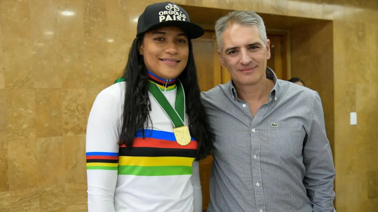 Stefany Lorena Cuadrado recibe el Escudo de Antioquia tras triple oro en el Mundial Juvenil de Ciclismo