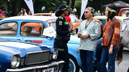 Policía acompaña el desfile autos clásicos y antiguos de la Feria de las Flores 2024