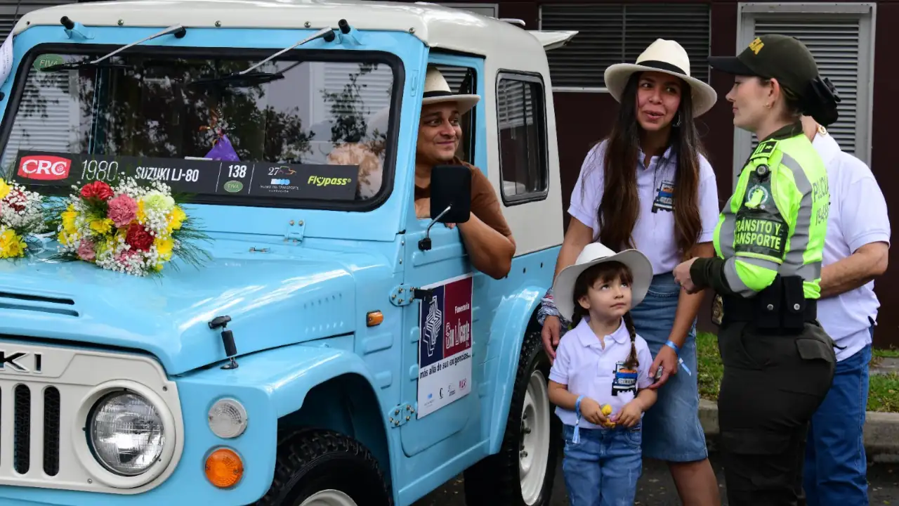 Policía acompaña el desfile autos clásicos y antiguos de la Feria de las Flores 2024