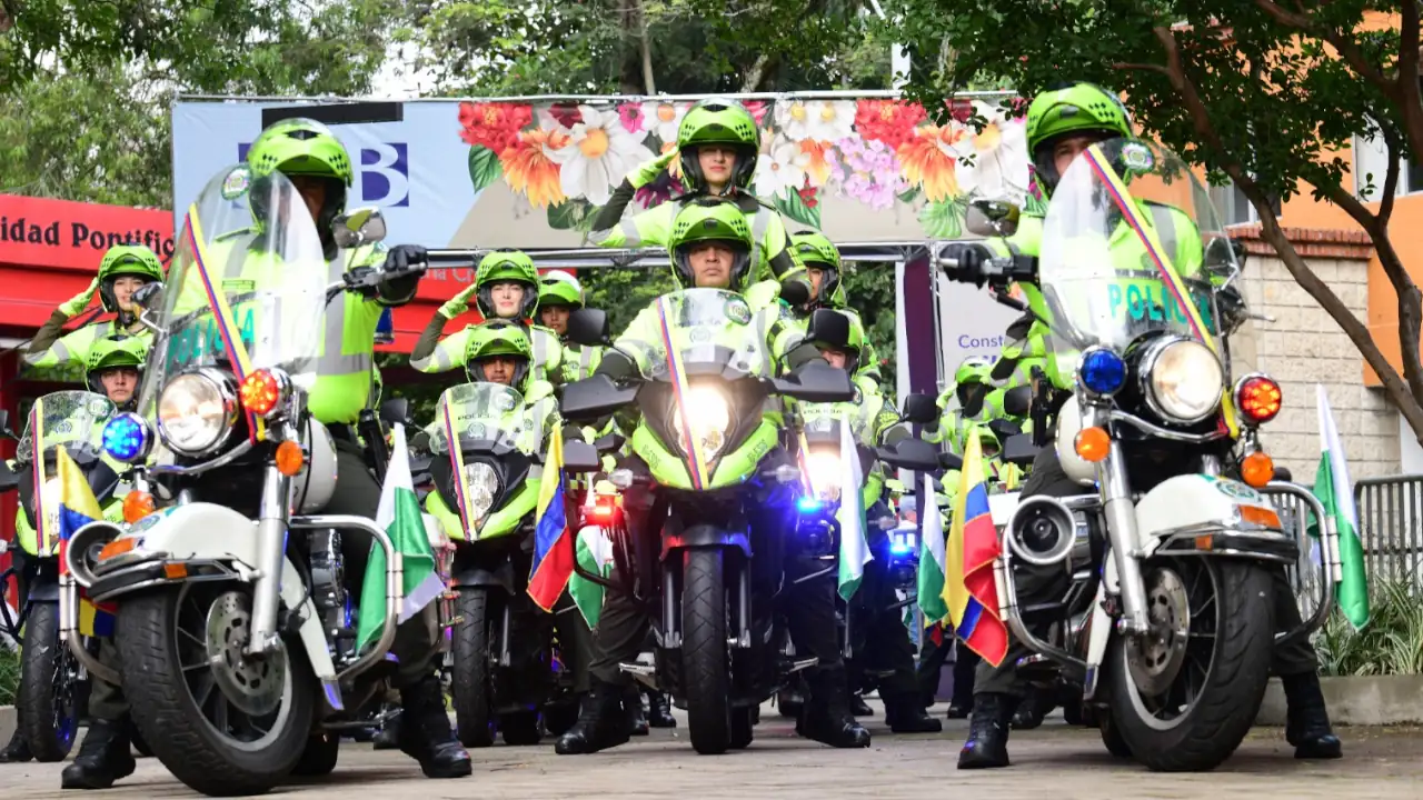 Policía acompaña el desfile autos clásicos y antiguos de la Feria de las Flores 2024