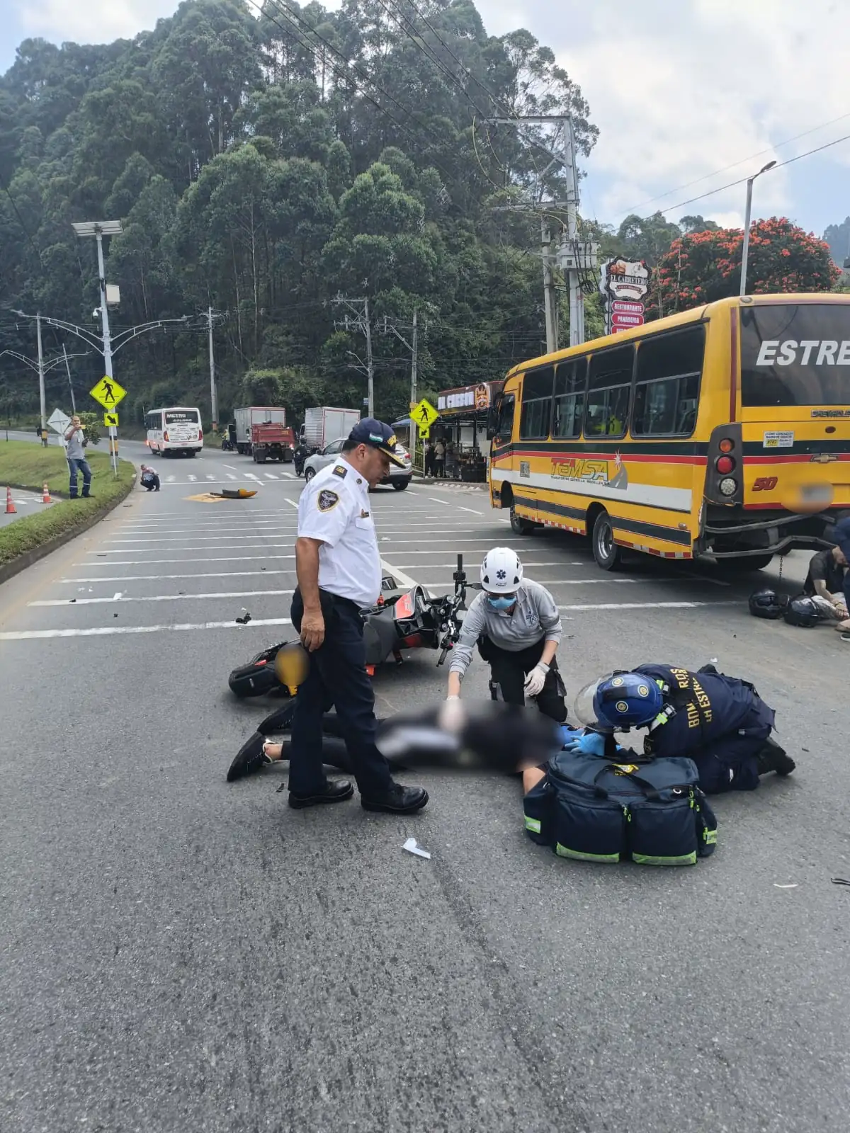 Dos personas resultaron lesionadas tras el choque de un bus y motocicleta en la variante a Caldas