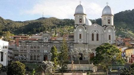 municipio-yarumal-iglesia-mujer