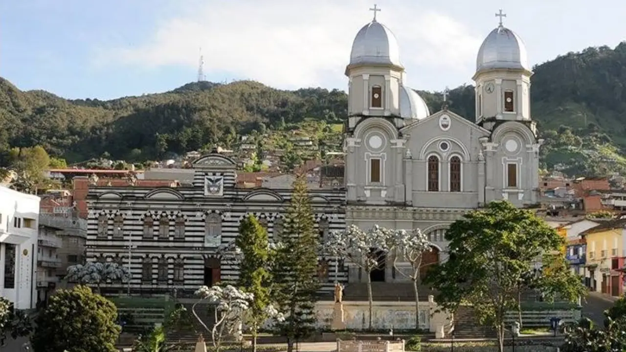 municipio-yarumal-iglesia-mujer