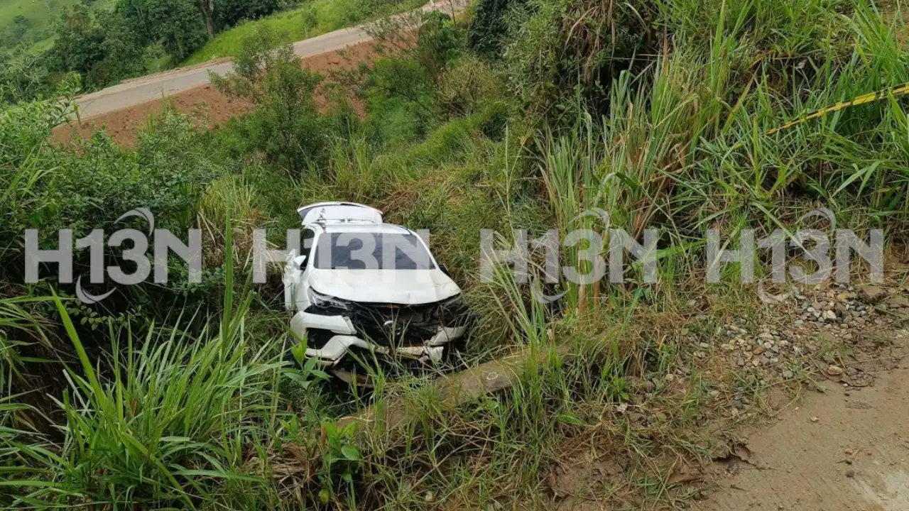 Lujosa camioneta cargada de cocaína terminó chocada cuando huía de la Policía de Antioquia