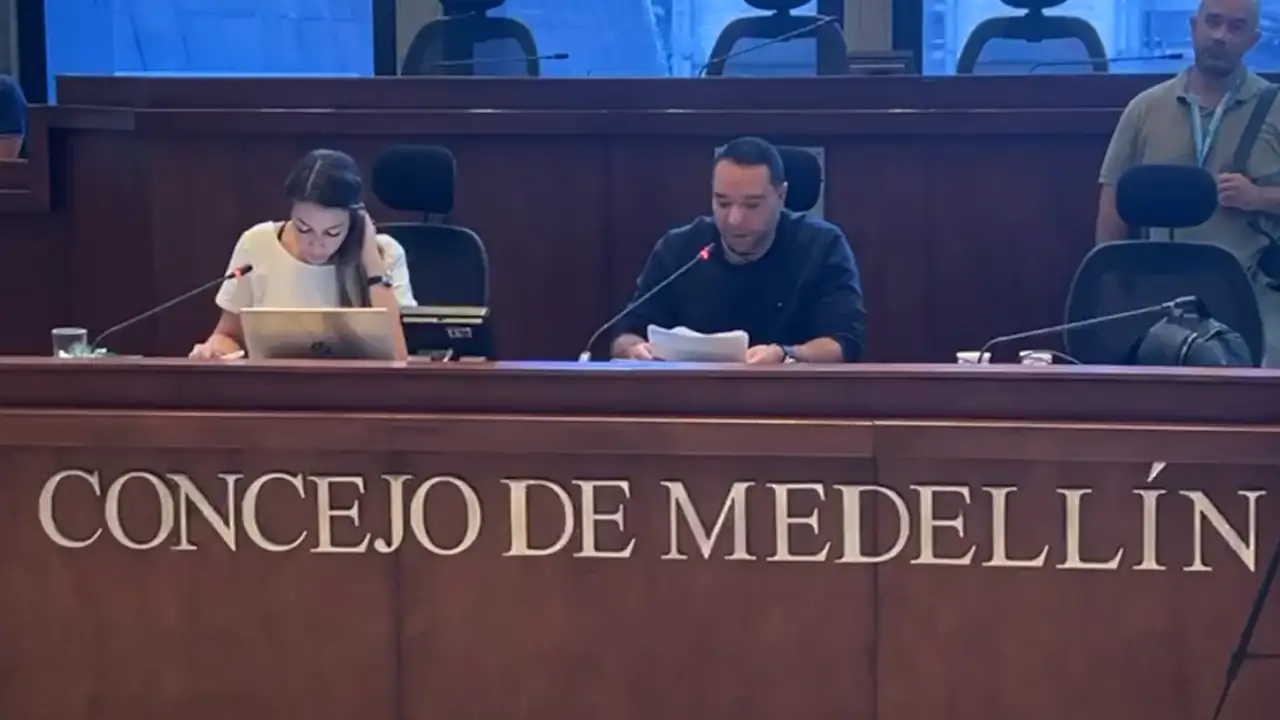 Comisión Primera del Concejo de Medellín aprueba en primer debate la venta de acciones de UNE Comisión Primera del Concejo de Medellín aprueba en primer debate la venta de acciones de UNE