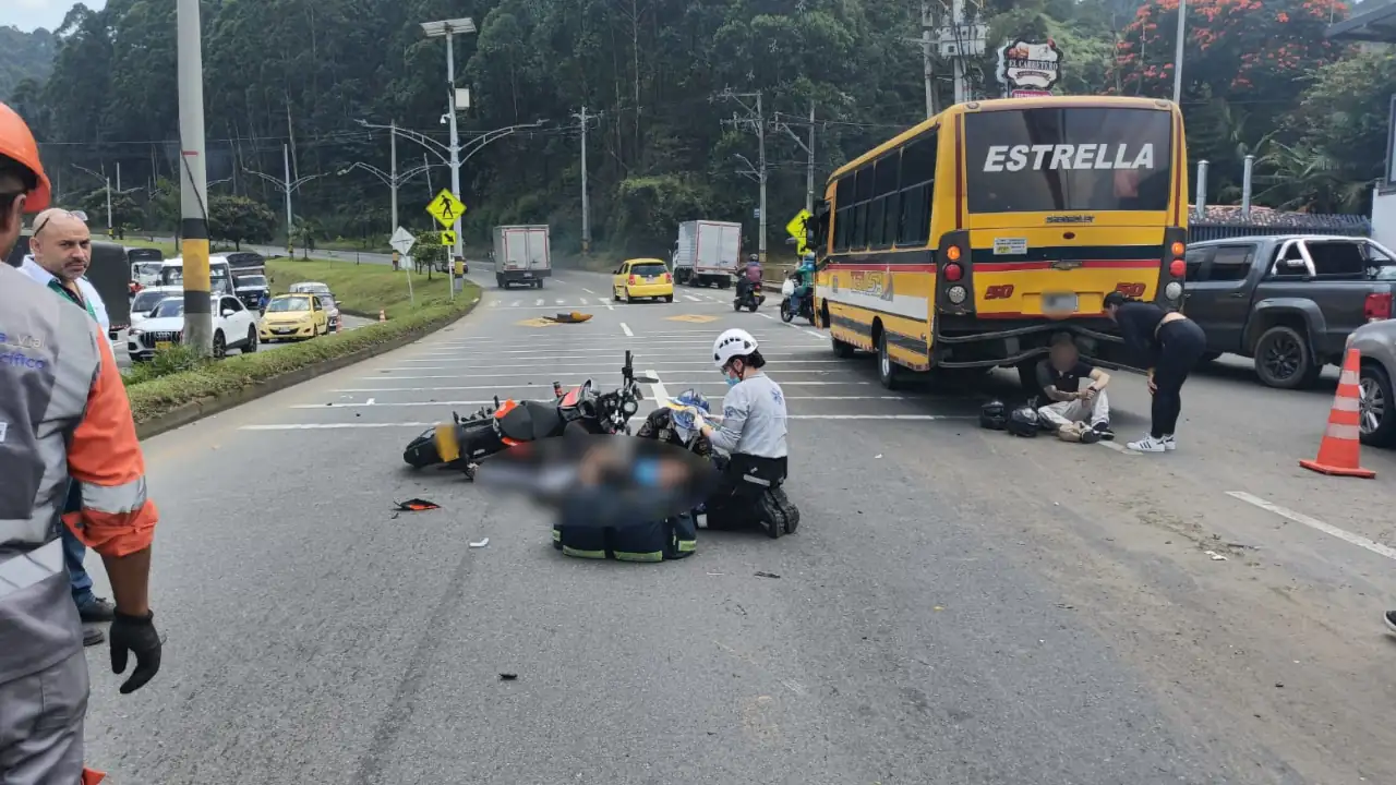 Dos personas resultaron lesionadas tras el choque de un bus y motocicleta en la variante a Caldas