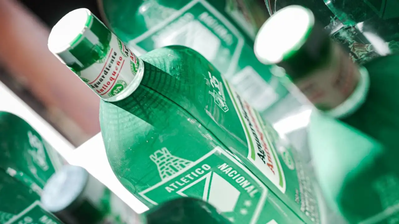 Atlético Nacional y la FLA presentaron la edición de la botella conmemorativa a los 35 años de la Copa Libertadores,¿dónde puede conseguirla? Edición-botella-conmemorativa-1989