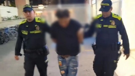En el centro de Medellín, un hombre que estaba siendo linchado por la comunidad terminó capturado por la Policía