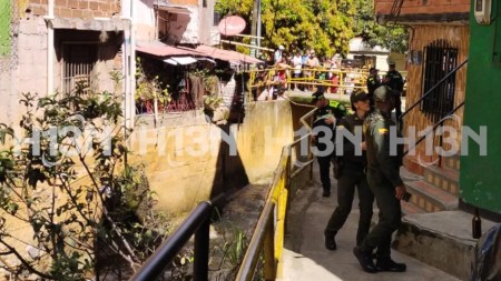 En Medellín, un hombre que habría apuñalado a una mujer, murió al caer de un piso tres