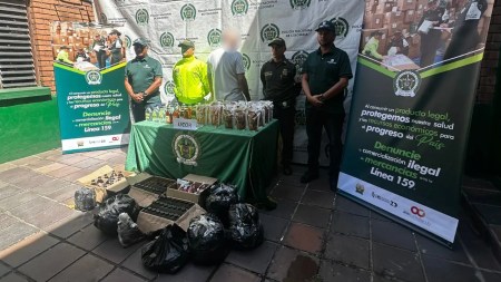 En una casa en Medellín, encontraron cigarrillos de contrabando y licor adulterado que pretendían vender en la Feria de las Flores