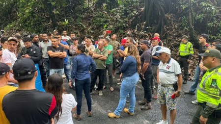 Por protestas no hay paso en la vía El Santuario – Caño Alegre