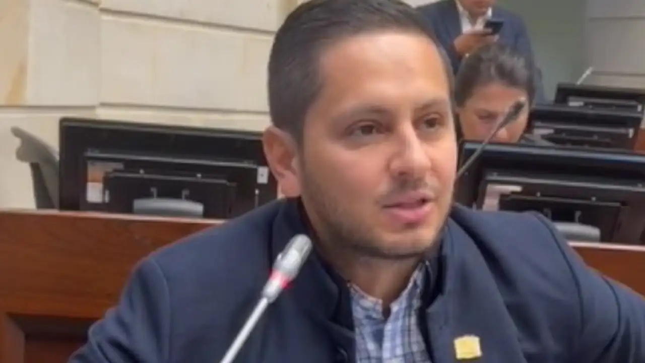 Senador Esteban Quintero critica al gobierno de Petro por falta de respuesta ante amenazas al Gobernador de Antioquia