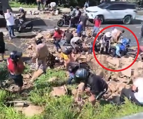 "Se ve un tránsito": tras accidente en la autopista Norte, varios "aprovecharon" para saquear el ron 2 Sin titulo