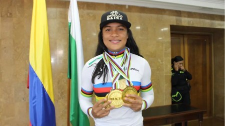 Stefany Lorena Cuadrado recibe el Escudo de Antioquia tras triple oro en el Mundial Juvenil de Ciclismo
