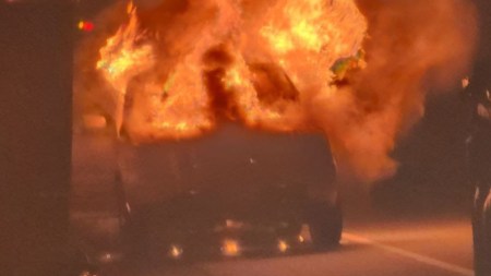 Vehículo se incendió en la vía Medellín - El Santuario