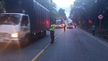 ¡Atención! Ya hay paso en la vía Medellín – Bogotá, había una protesta por el mal estado de la carretera