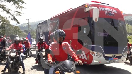 bus-escoltado-hinchas-medellin