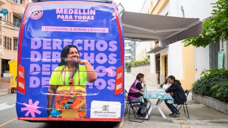 Un bus para las mujeres recorrerá todas las calles de Medellín, buscan ofrecer ayuda psicológica y jurídica bus-mujeres