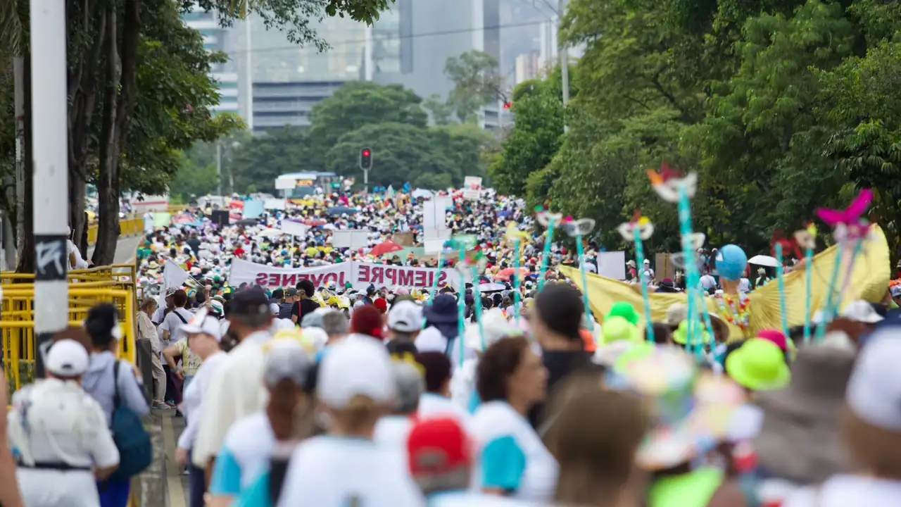 caminata-adultos-mayores-medellin1