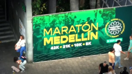 Este fin de semana es la Maratón de Medellín, aliste las piernas y el agua para los 42k y 21k que se correrán maraton-medellin-2024-carrera1