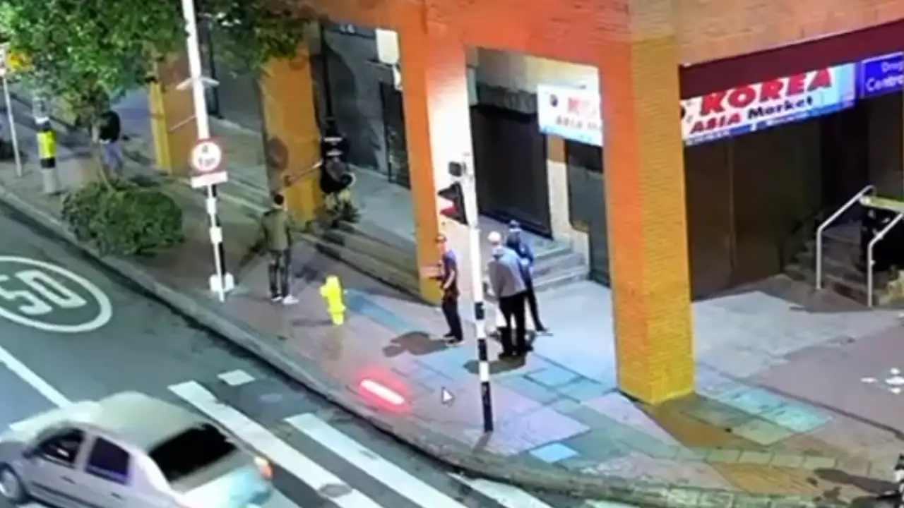 robo-extranjeros-cosquilleo1