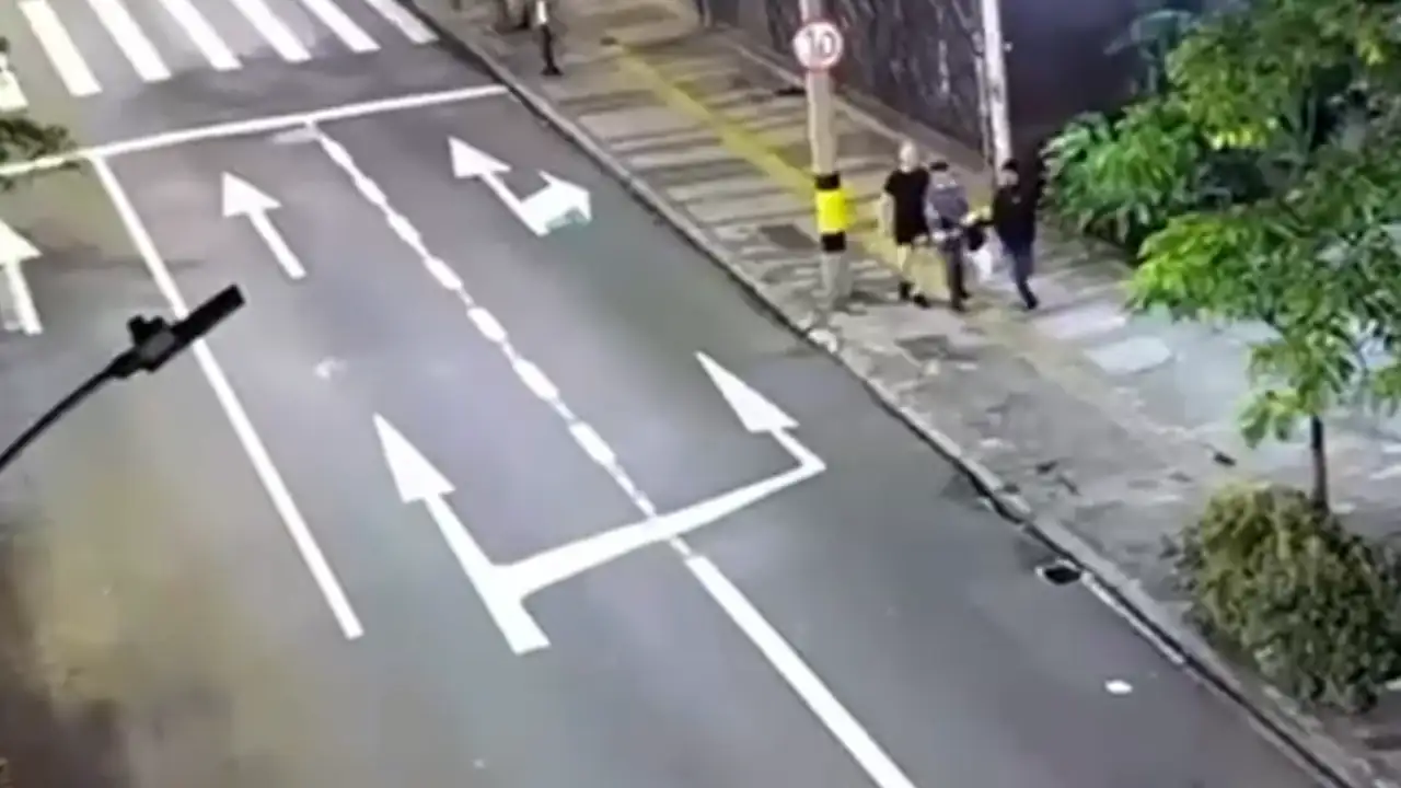 robo-extranjeros-cosquilleo2