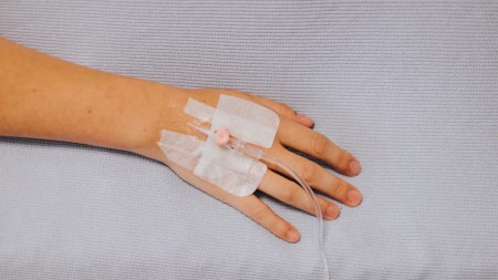 En Medellín, un hombre víctima de ataque con arma blanca fallece tras desconectarse de los equipos médicos