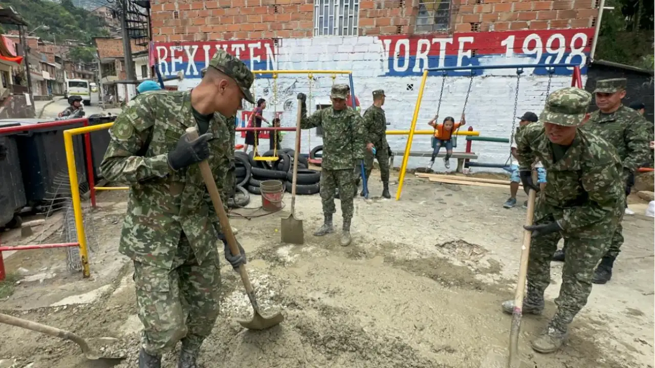 Soldados embellecieron zonas verdes y peatonales de un sector de Santa Lucía en Medellín 1 Soldados embellecieron zonas verdes y peatonales de un sector de Santa Lucía en Medellín