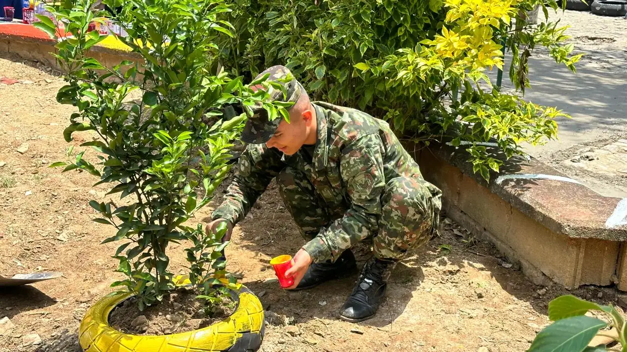 Soldados embellecieron zonas verdes y peatonales de un sector de Santa Lucía en Medellín 3 Soldados embellecieron zonas verdes y peatonales de un sector de Santa Lucía en Medellín