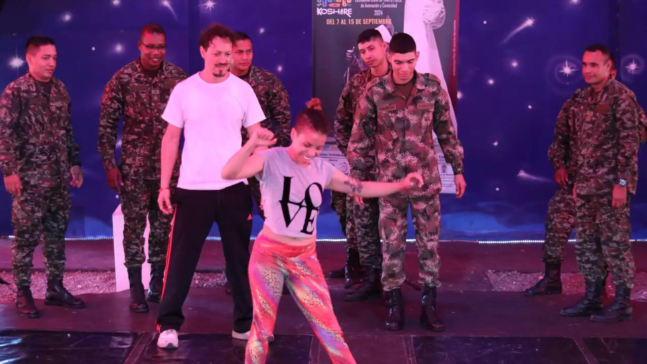 Soldados aprenden artes circenses de la mano del Circo Medellín