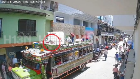 Así habría iniciado el incendio en la chiva de San Rafael, se alcanza a observar un niño de cerca