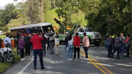 Bus que intentó esquivar otro vehículo que iba en contravía terminó volcado, hay cuatro lesionados