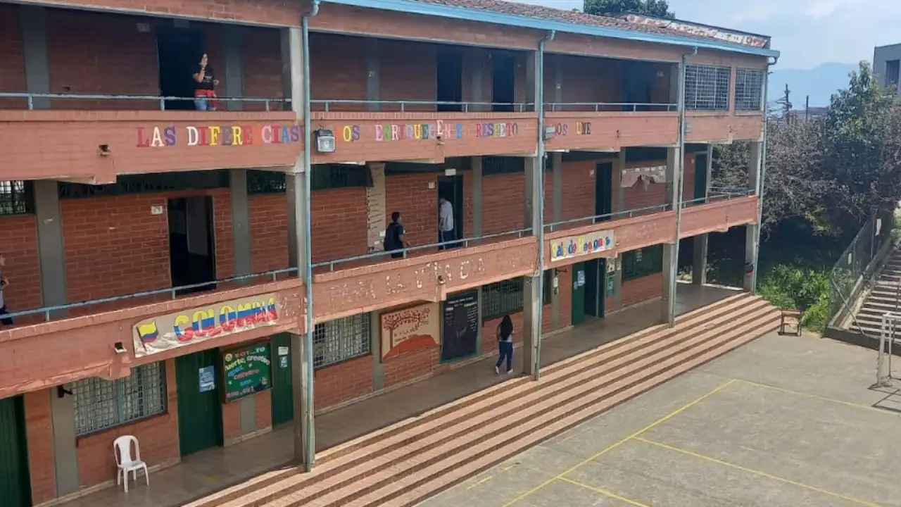 Una menor cayó desde el segundo piso de un colegio en Medellín, al parecer, fue golpeada antes de caer
