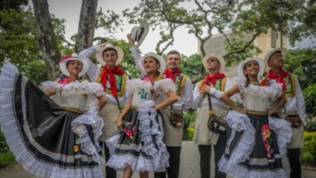 Comenzó Colombia Canta y Encanta 2024 en Medellín: evento que celebra las raíces de la cultura del país Colombia-Canta-y-Encanta