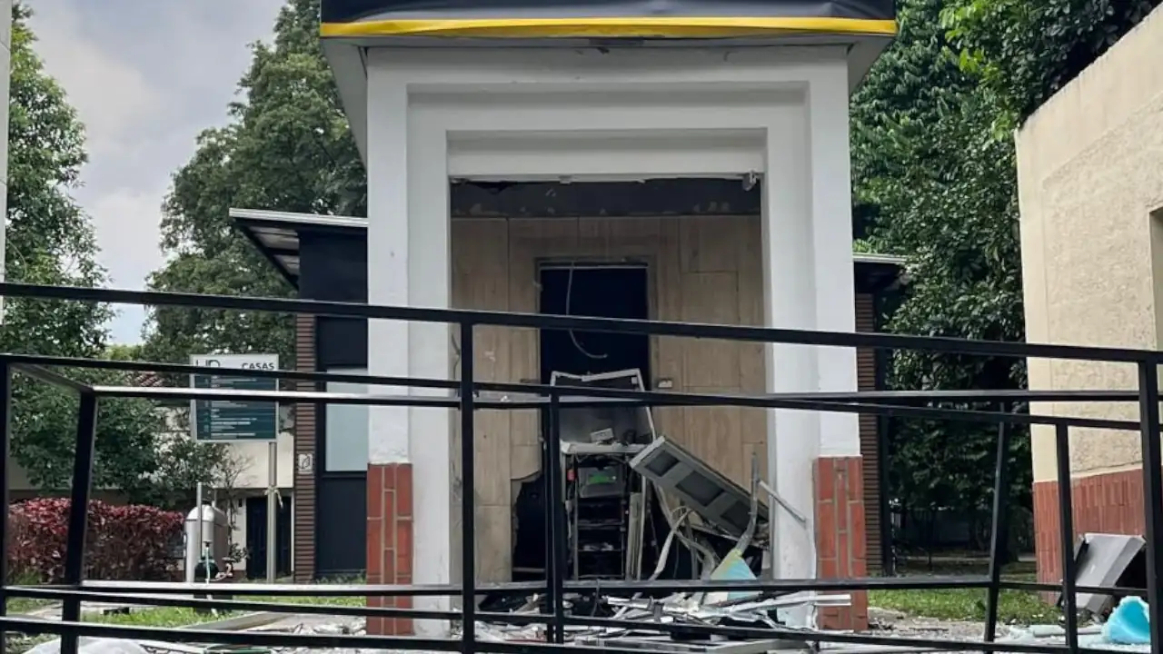 Dentro de la Nacional en Medellín, encapuchados detonaron explosivos en un cajero