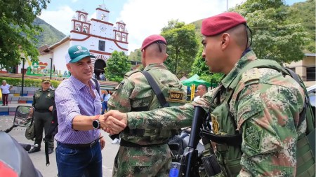 Gobernador presentó el Cartel de los más Buscados por extorsión y secuestro en Antioquia