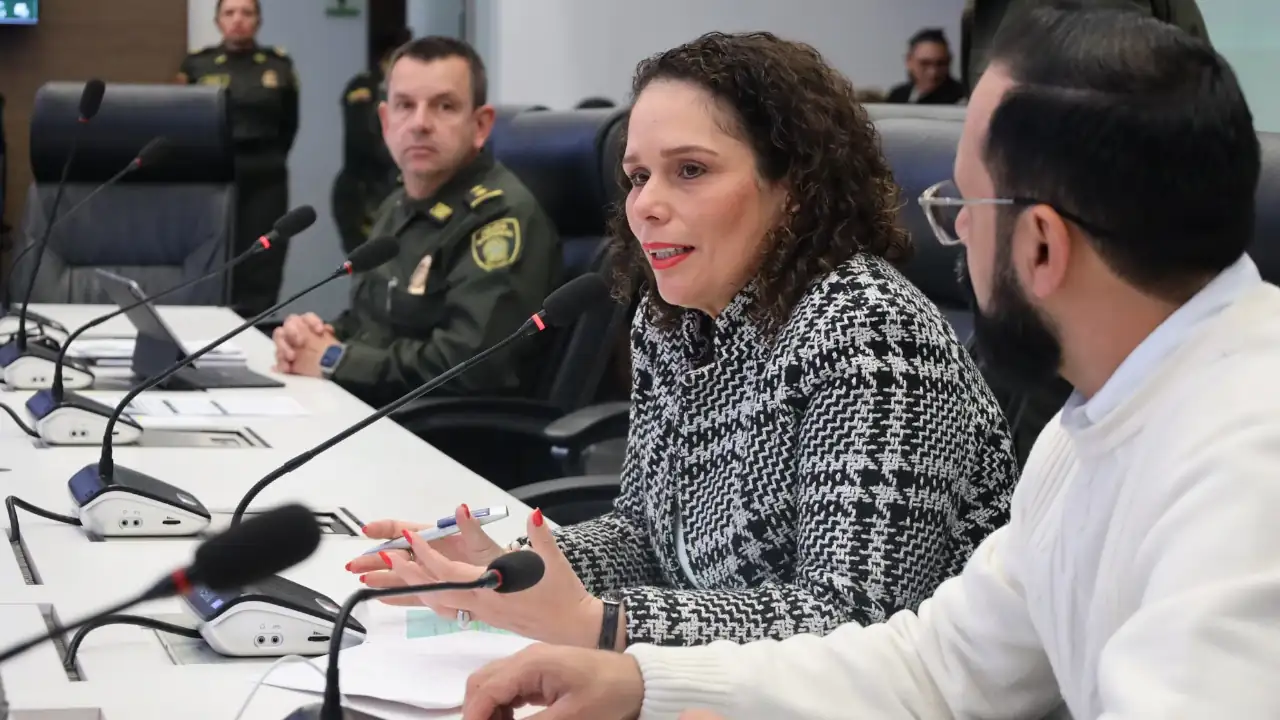 Uno de los transportadores presentes en la reunión reveló a Hora 13 Noticias: "Acá estamos en reunión, y lo que dice la ministra como propuesta inicial es que se suspenda un aumento adicional a futuro mientras se escucha a todos los gremios. Sin embargo, los camioneros manifiestan que solo levantarán el paro cuando se suspenda el decreto del aumento del diésel