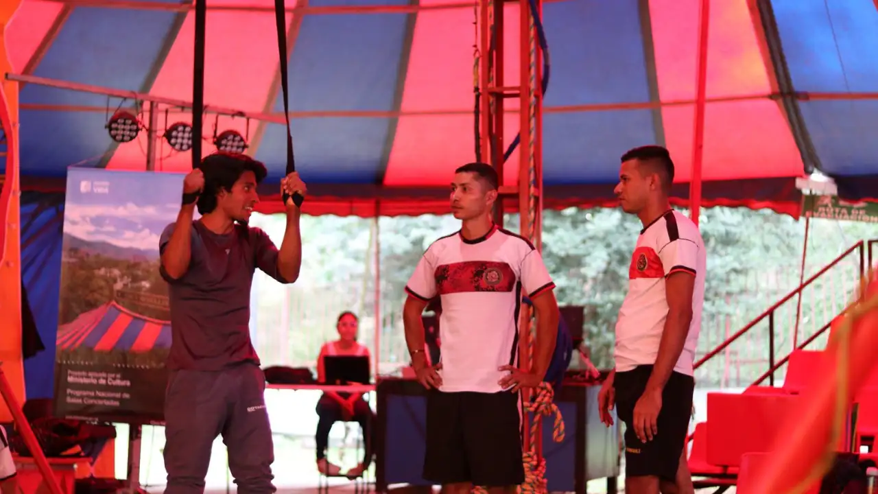 Soldados aprenden artes circenses de la mano del Circo Medellín