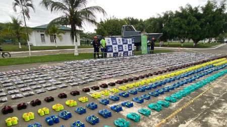 Cae cargamento de más de 4 mil unidades de tenis y medias de contrabando en Necoclí, Antioquia armada incauta mercancia contrabando necocli