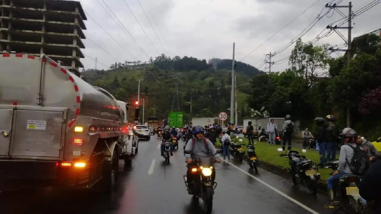 bloqueos-cuarto-dia-paro-camioneros1caldas